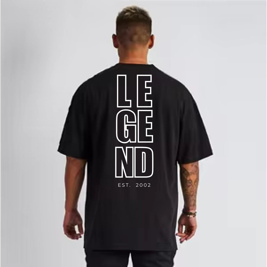 Kaufe das Legend Oversized T-Shirt 01 von GrindTrap aus 100 % Premium-Baumwolle mit 300g Heavyweight-Stoff und hochwertigem Print. Perfekt für Streetwear und Casual-Looks