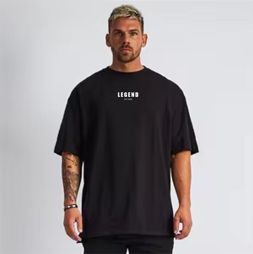 Kaufe das Legend Oversized T-Shirt 01 von GrindTrap aus 100 % Premium-Baumwolle mit 300g Heavyweight-Stoff und hochwertigem Print. Perfekt für Streetwear und Casual-Looks